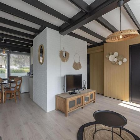 Attractive Bungalow With Modern Furnishings Sint Maartensvlotbrug Bagian luar foto
