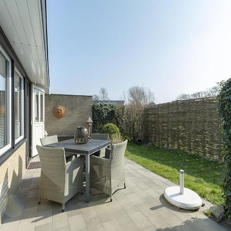 Attractive Bungalow With Modern Furnishings Sint Maartensvlotbrug Bagian luar foto