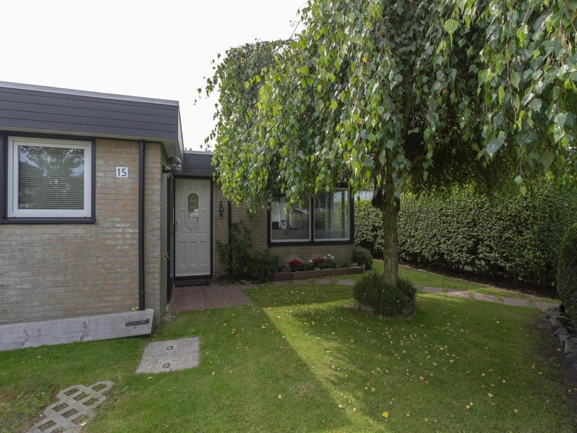 Attractive Bungalow With Modern Furnishings Sint Maartensvlotbrug Bagian luar foto