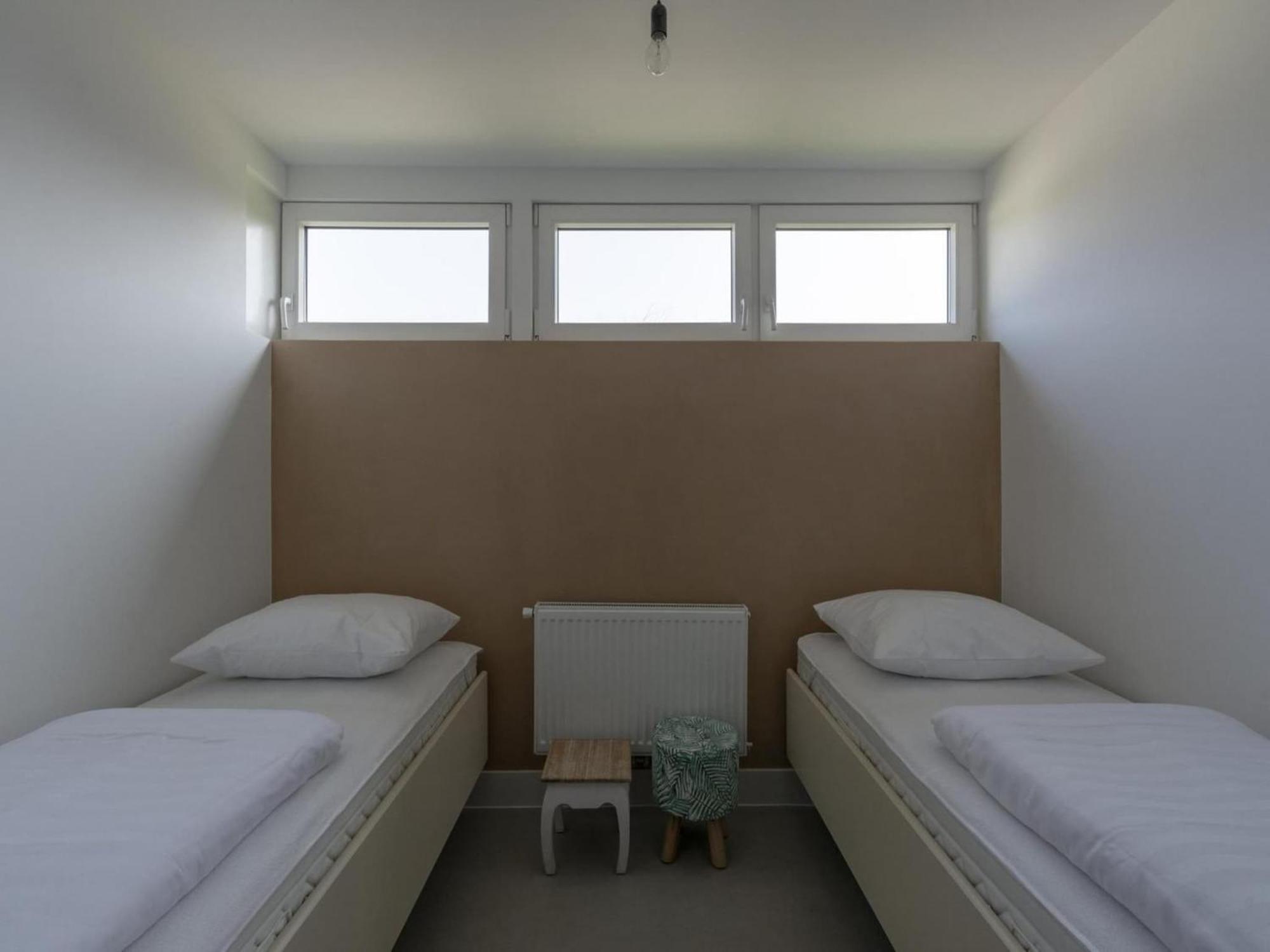 Attractive Bungalow With Modern Furnishings Sint Maartensvlotbrug Bagian luar foto
